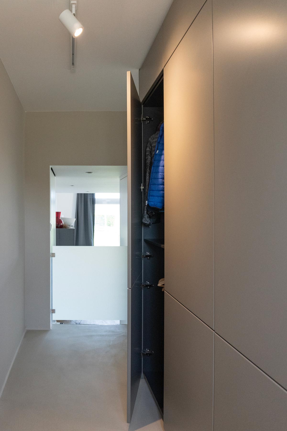 Kleiderschrank im Hauswirtschaftsraum 