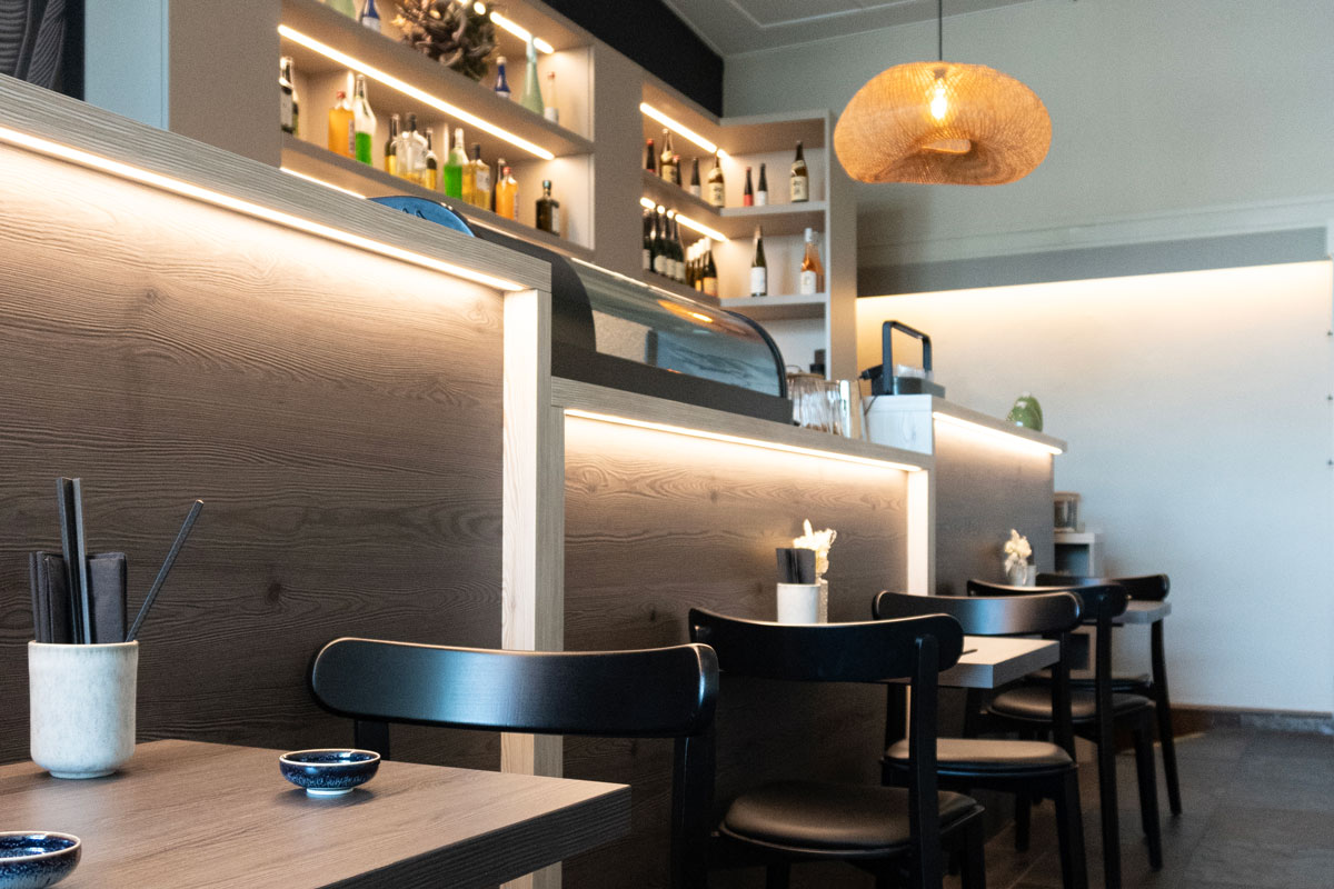 Die Theke im Sushi The One ist in der Mitte abgesenkt