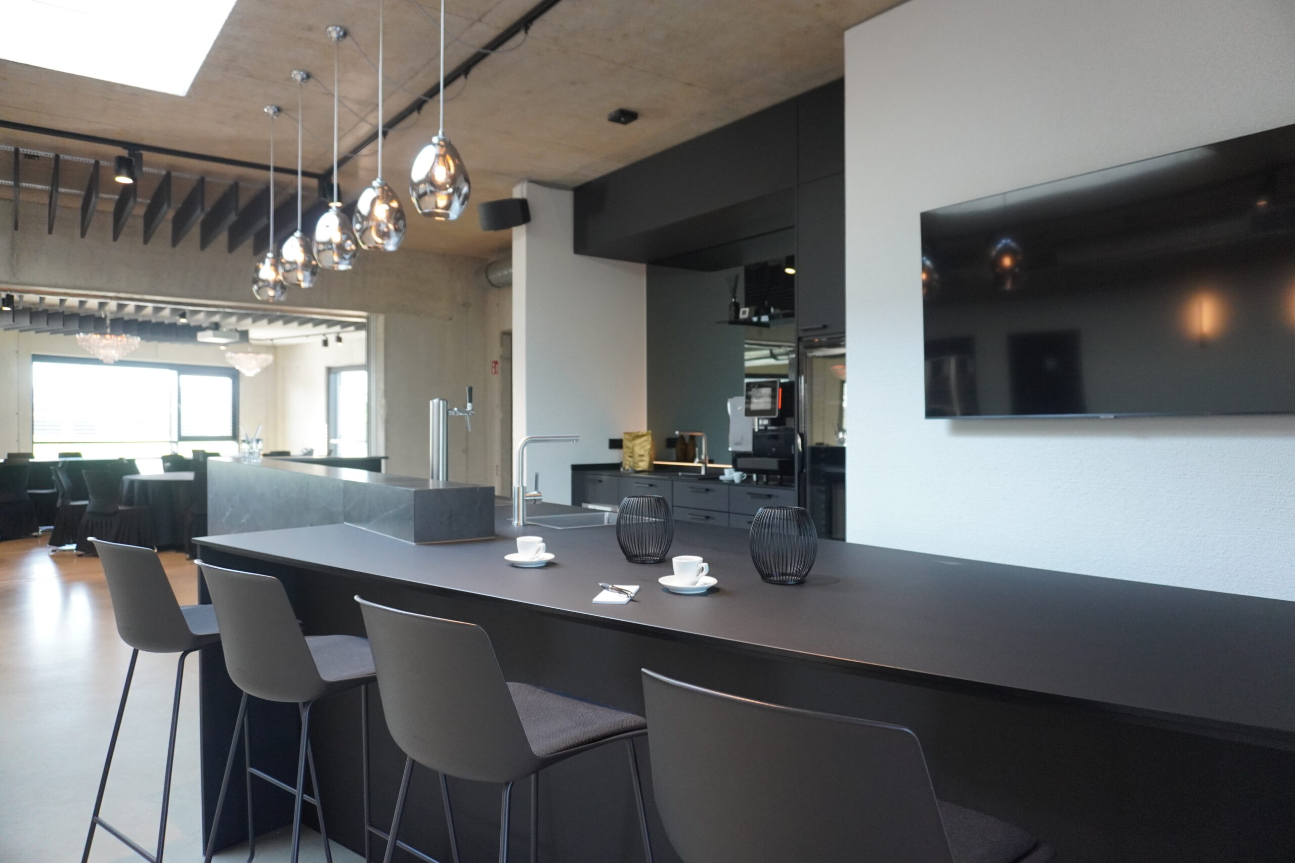 Theke mit Bar-Hockern auf Gastseite