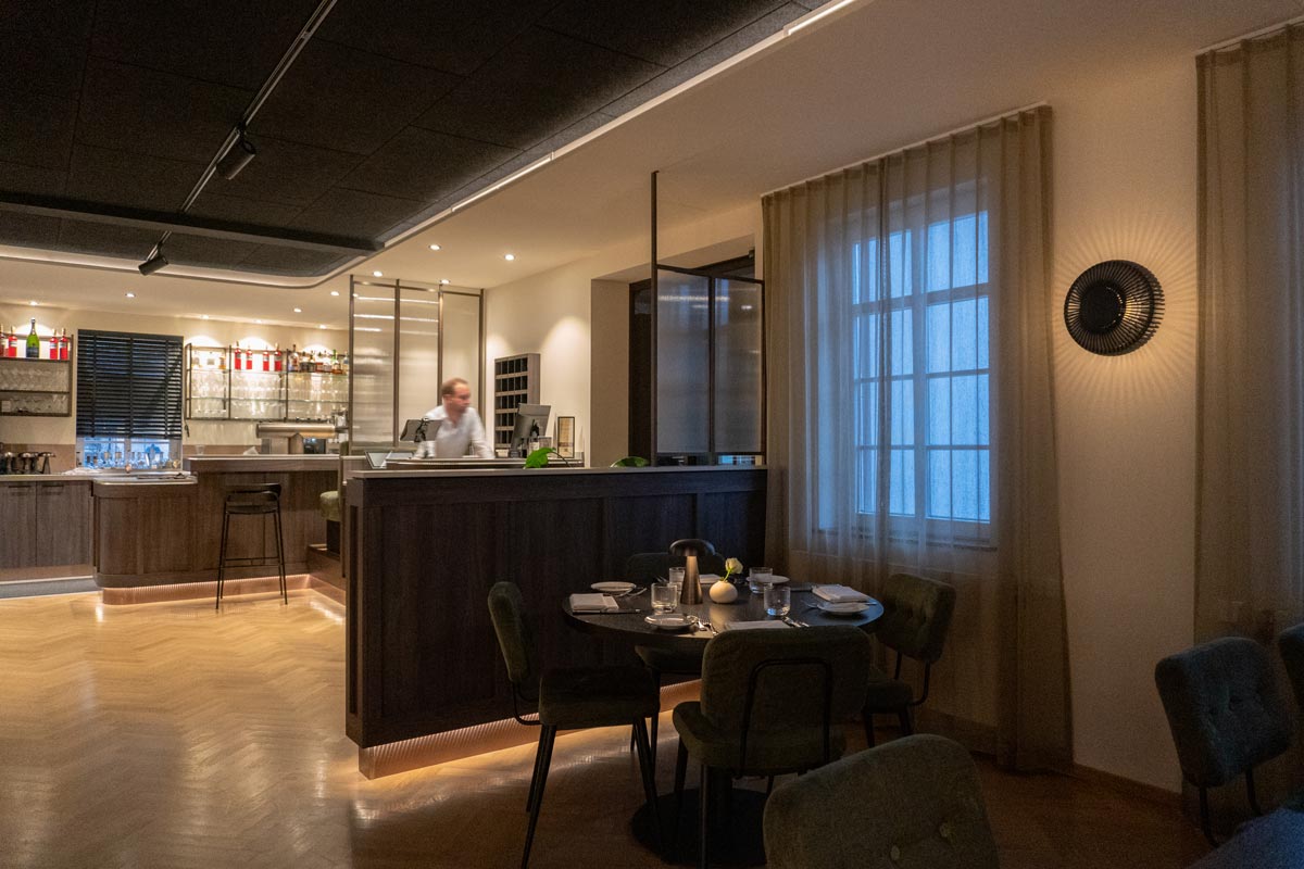 Benders-Casual-Dining-Restaurant-im-Birkenfelder-Hof Blick vom Gastraum auf die Rezeption