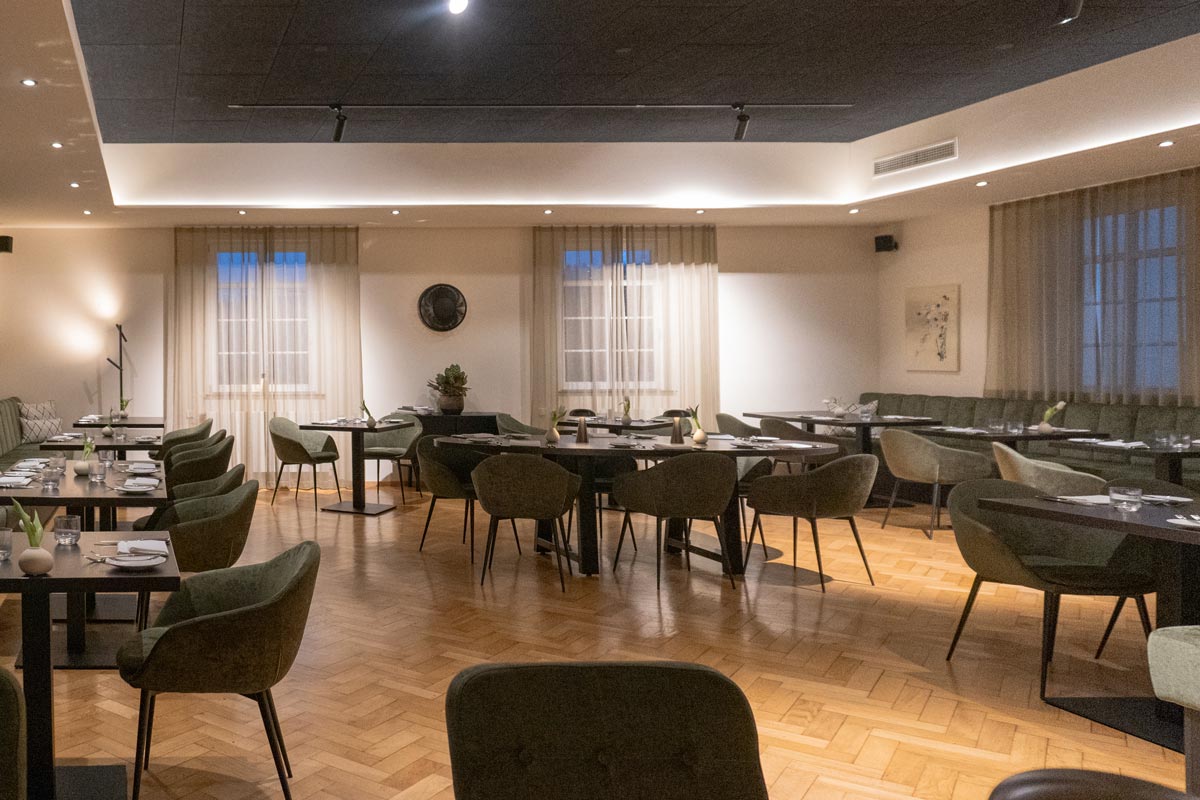 Bestuhlung-Saal-Benders-Casual-Dining-Restaurant-im-Birkenfelder-Hof Bestuhlung im Saal des Restaurants