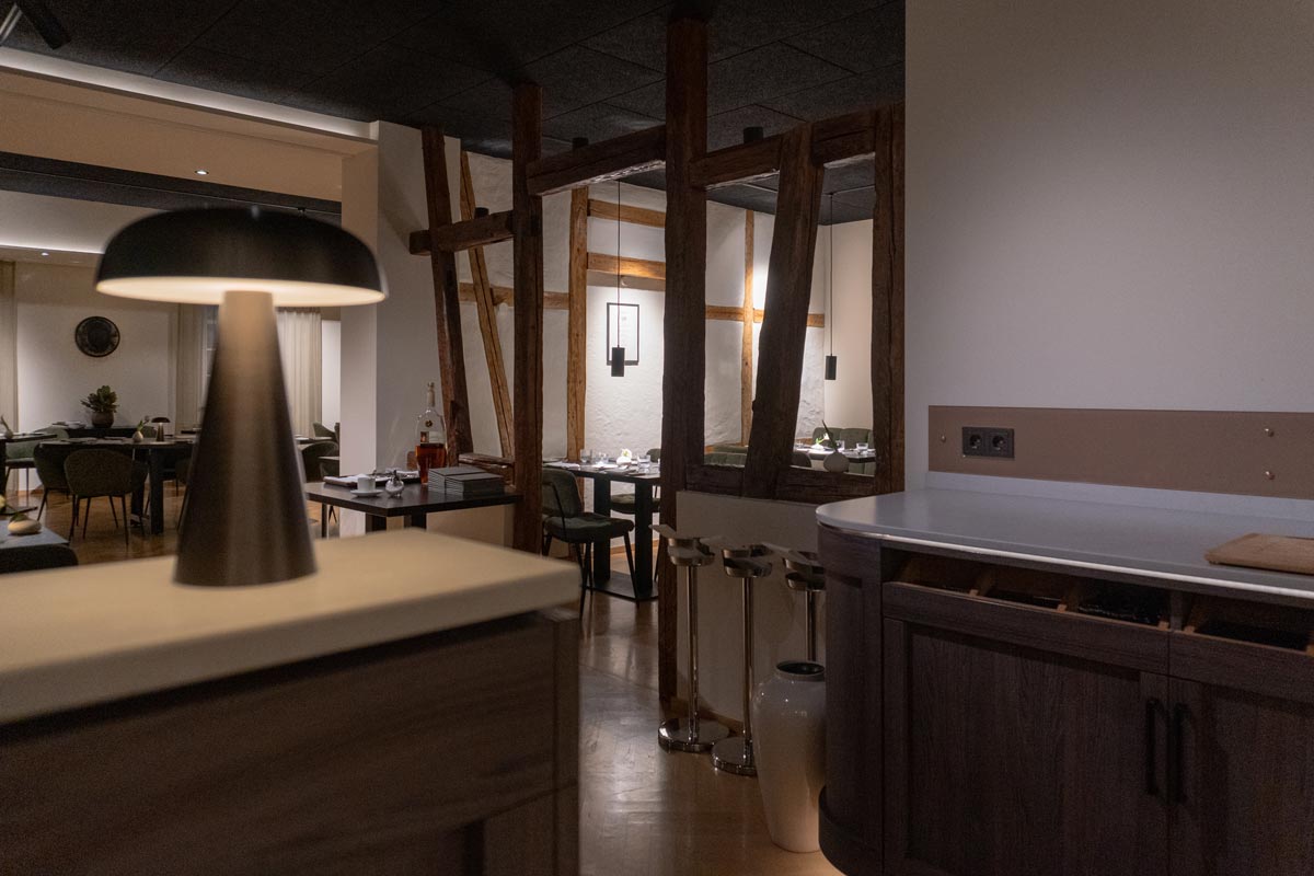Blick-ins-Kaminzimmer-Benders-Casual-Dining-Restaurant-im-Birkenfelder-Hof Blick über die Trennwand in Richtung Kaminzimmer