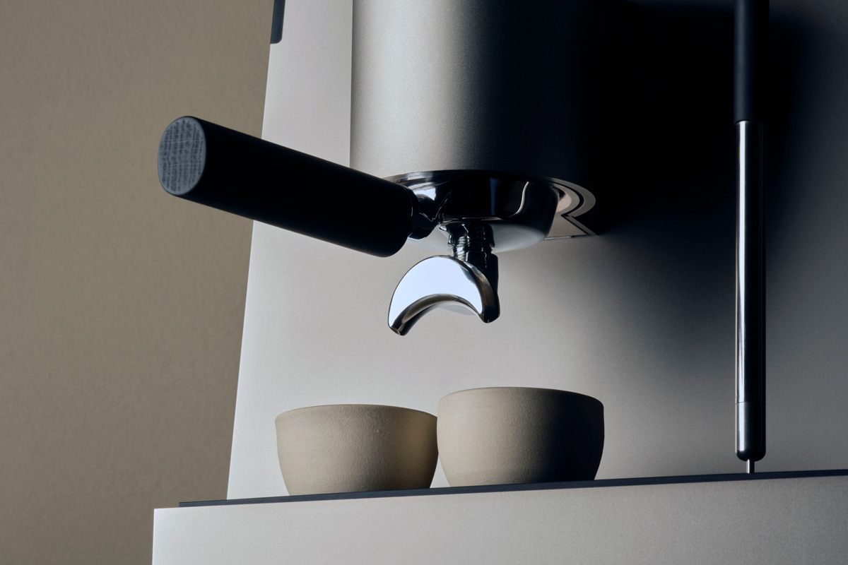 Design-Verarbeitung-LIGRE-Espresso-Maschine Closeup auf die hochwertige eloxierte Oberfläche