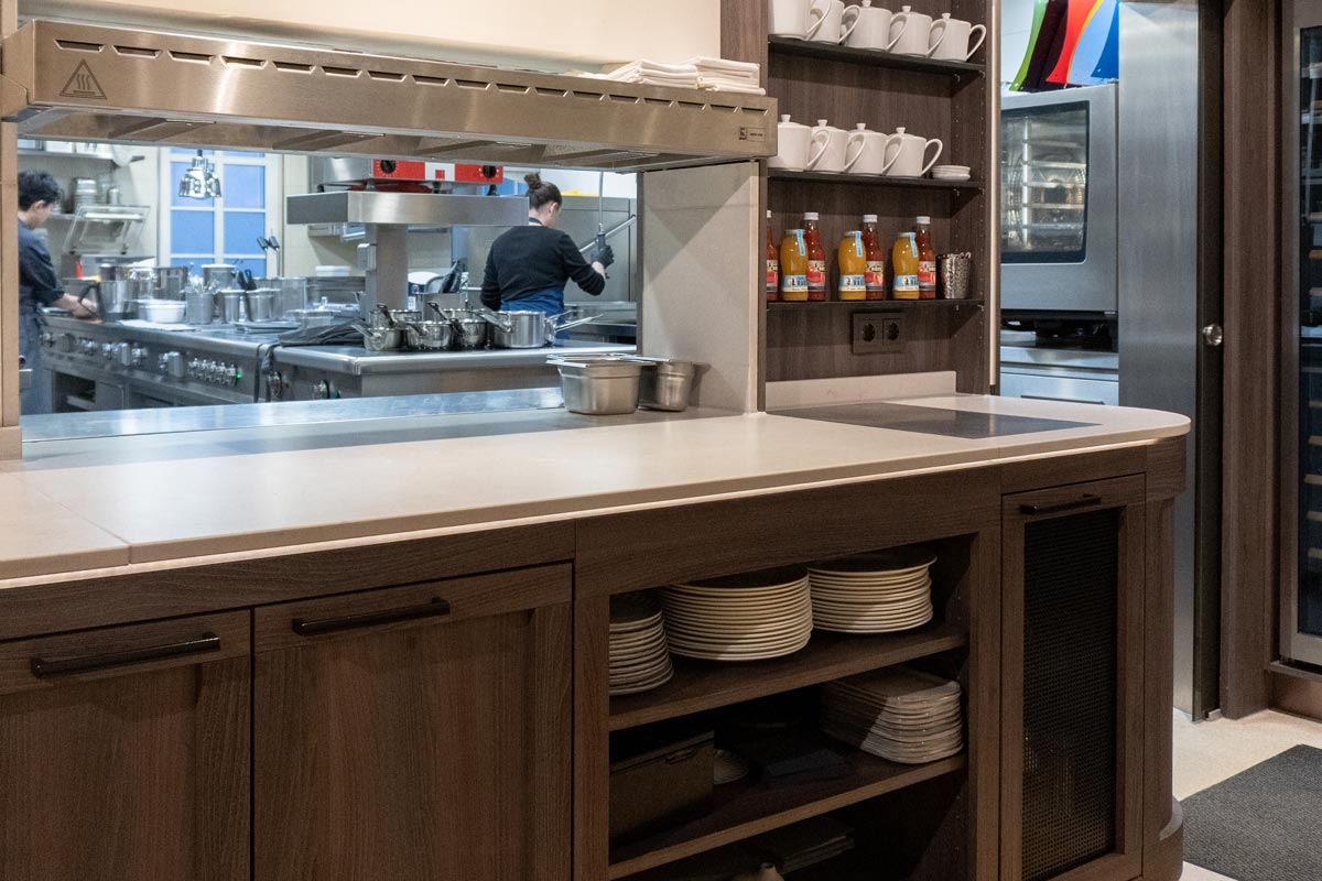 Frühstücksbuffet-mit-Küchenpass-Bartheke-Benders-Casual-Dining-Restaurant-im-Birkenfelder-Hof Frühstücksbuffet mit Küchenpass und Wärmebrücke