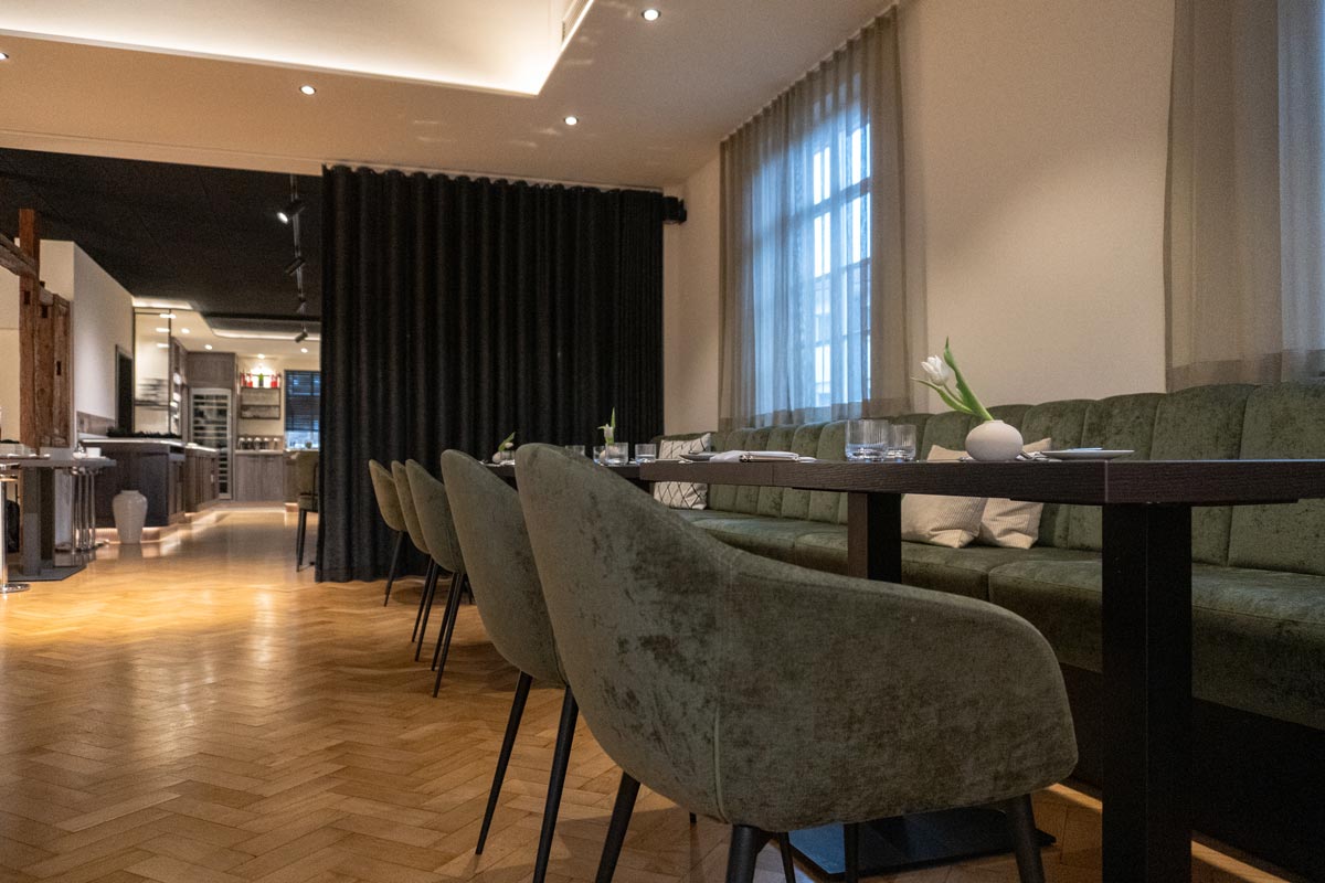 Raumtrenner-Vorhang-Benders-Casual-Dining-Restaurant-im-Birkenfelder-Hof Schwarzer Canezza Vorhang als Raumtrenner