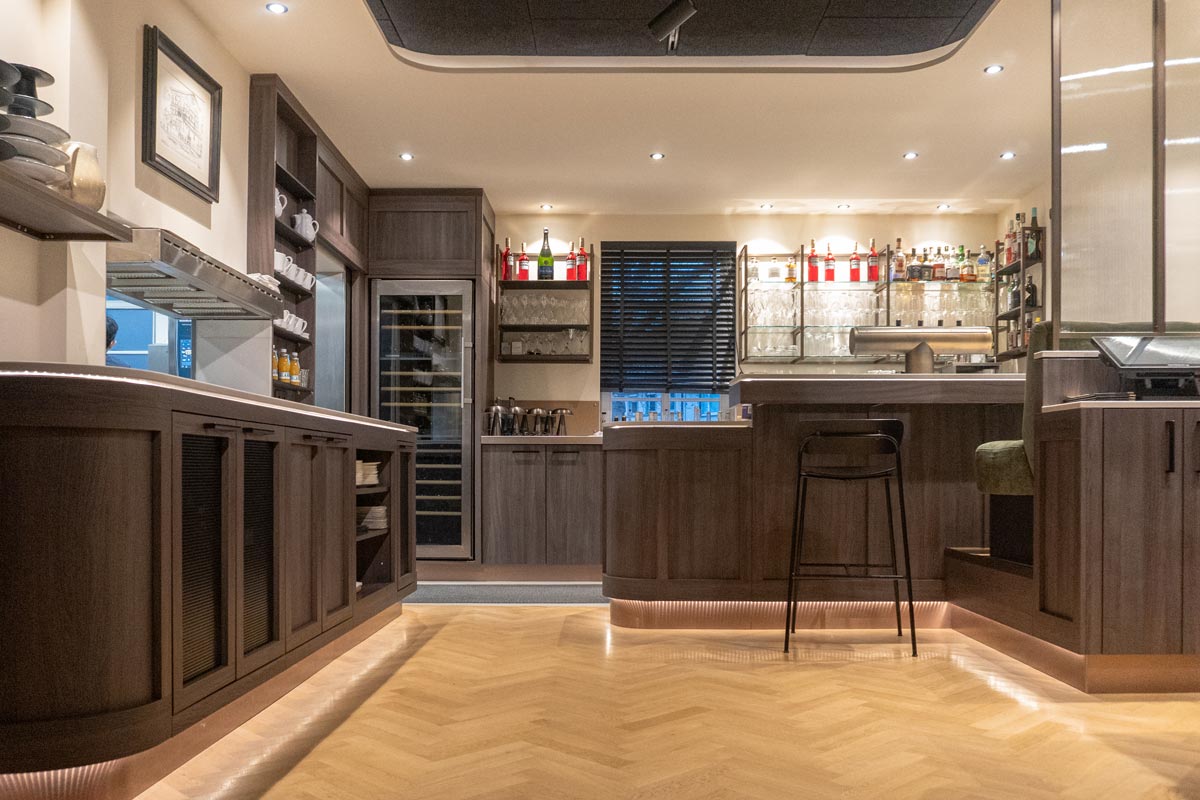 Rückschrank-Bartheke-Benders-Casual-Dining-Restaurant-im-Birkenfelder-Hof Frontalansicht der Bartheke und der Rückschränke
