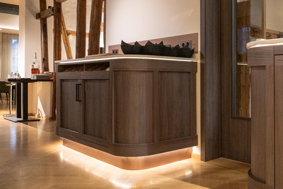 Service-Station-Benders-Casual-Dining-Restaurant-im-Birkenfelder-Hof Service-Station mit Sockel- und Schattenfugenbeleuchtung
