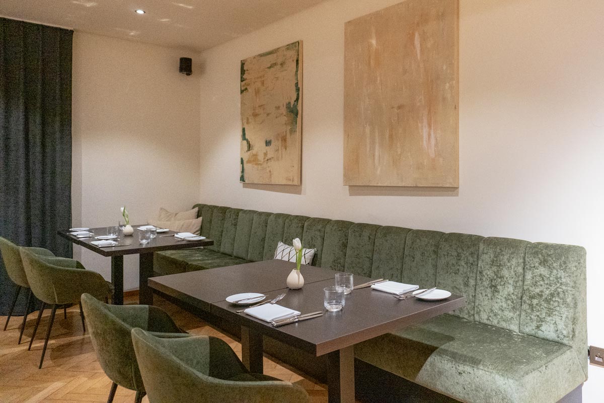 Vollpolsterbank-Saal-Benders-Casual-Dining-Restaurant-im-Birkenfelder-Hof Vollpolsterbank mit Pfeifensteppung im Saal