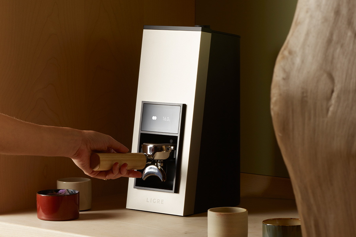 siji-Kaffeemühle-im-Einsatz-LIGRE-Espresso-Maschine LIGRE siji Kaffeemühle im Einsatz