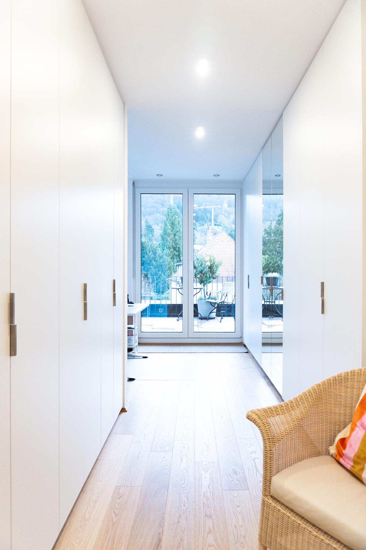 Ankleidezimmer mit Einbauschränken auf beiden Seiten