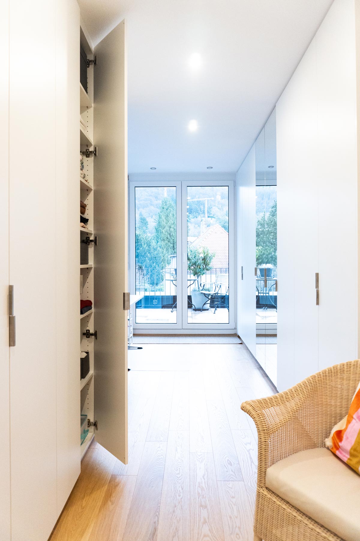 Einbauschrank mit Fachböden geöffnet