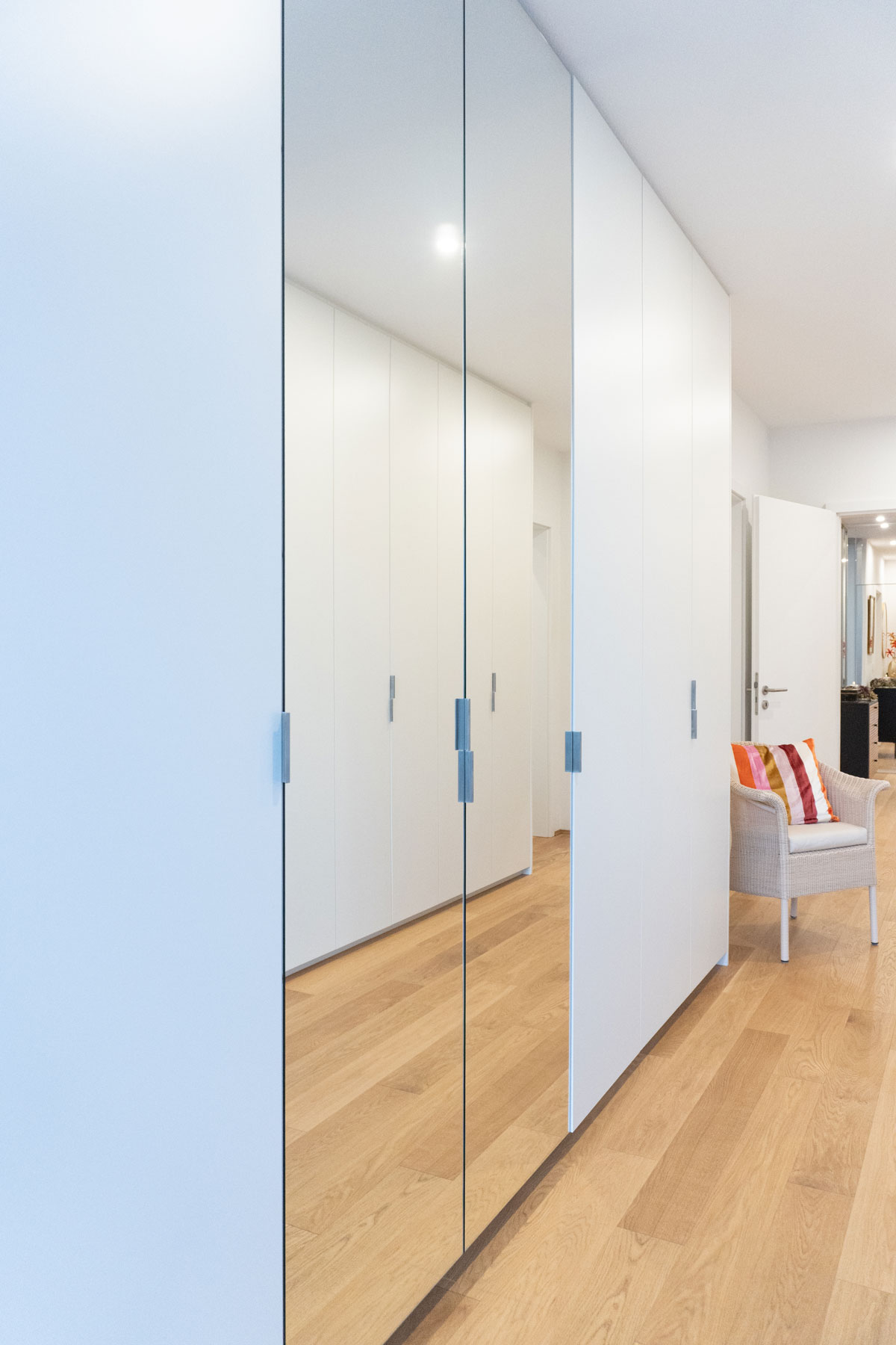 Einbauschrank mit zwei verspiegelten Türen