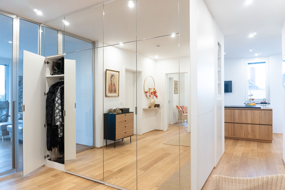 Geöffneter Schrank mit Kleiderstange