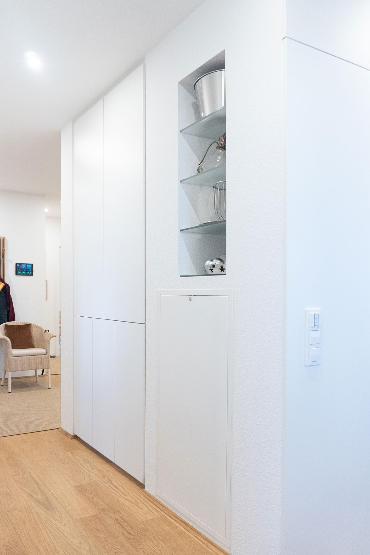 Stromkastenverkleidung-Nische-Waschtisch-Loft-Tür-Einbauschränke-mehr-Header Nische mit Glasfachböden und Stromkastenverkleidung
