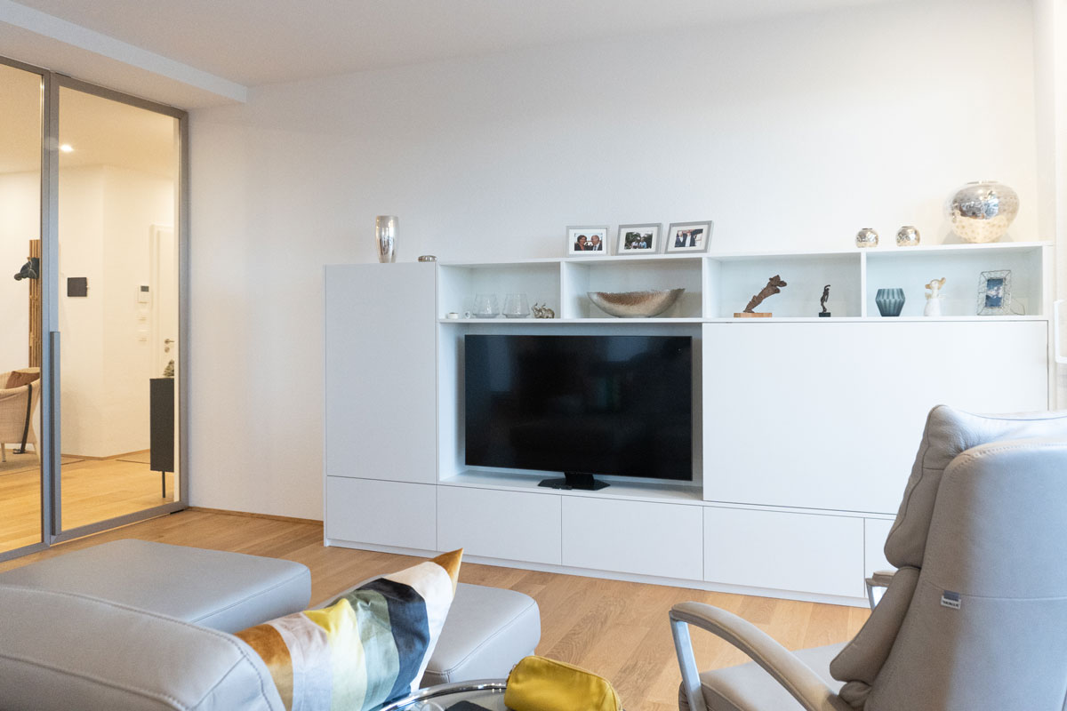 TV-Möbel mit Nische für 55 Zoll Fernseher, vier offenen Regalfächern, Hochschrank und Schiebetür