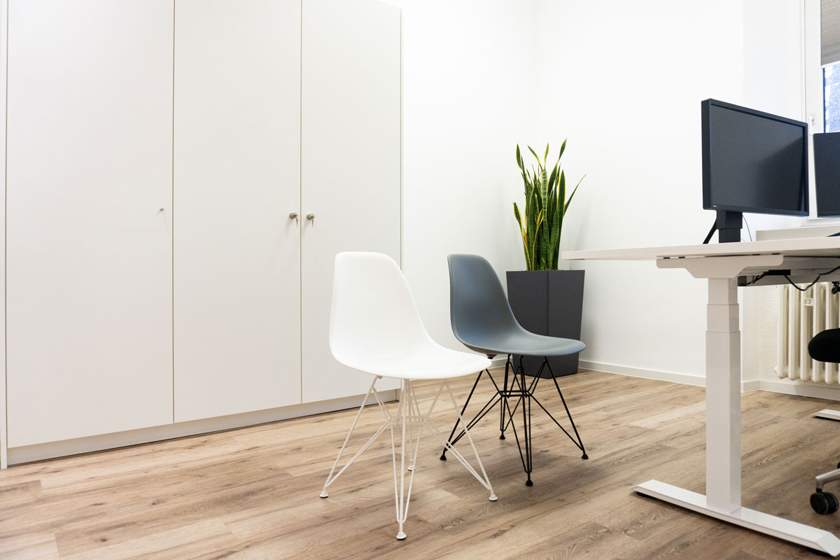 Backoffice-Schrank-Schreibtisch-MVZ-Radiologie-Praxis-Ettlingen-Empfangstheke Ordnerschrank und Schreibtisch im Backoffice