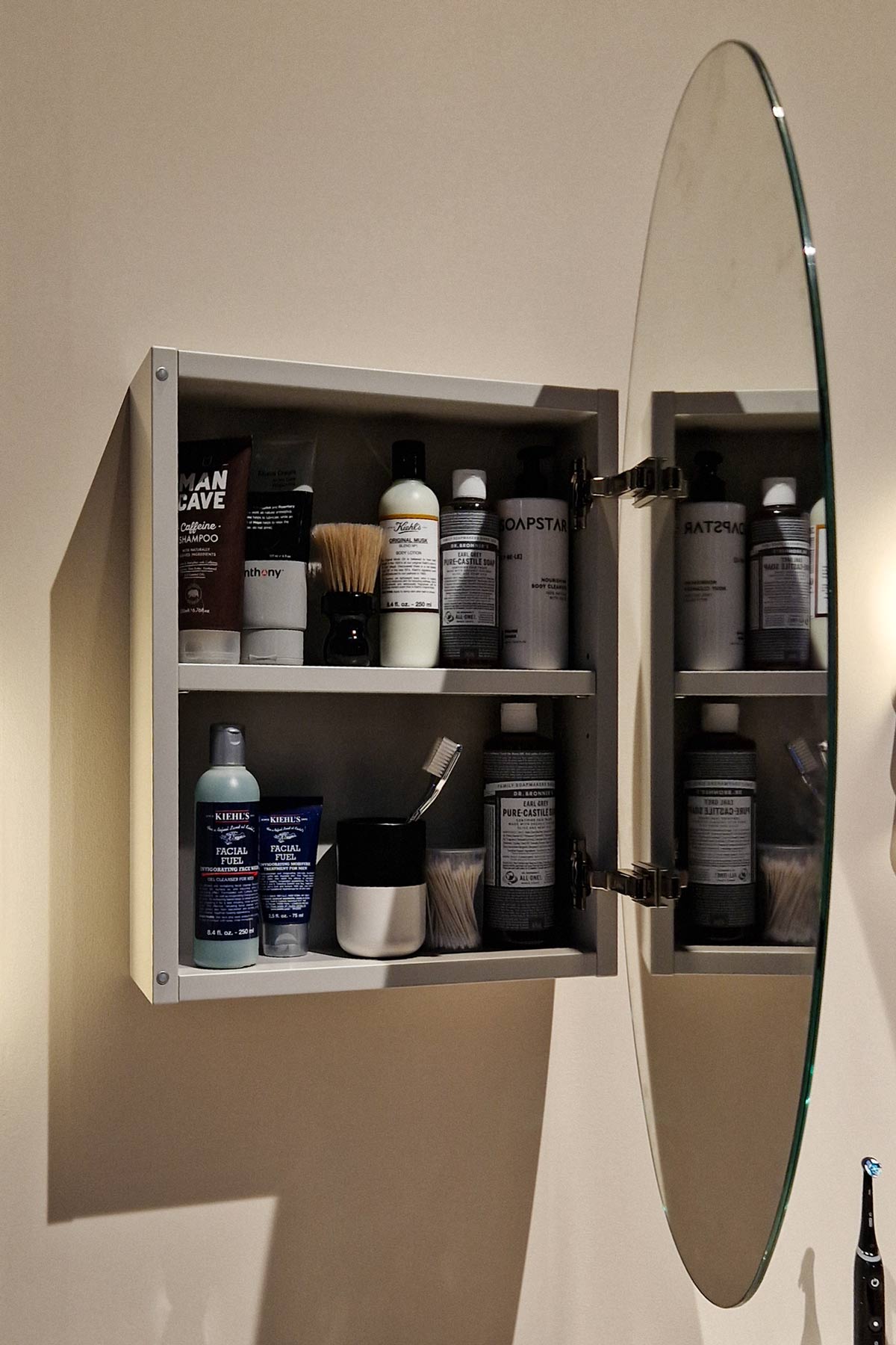 Spiegelschrank mit Topfbändern