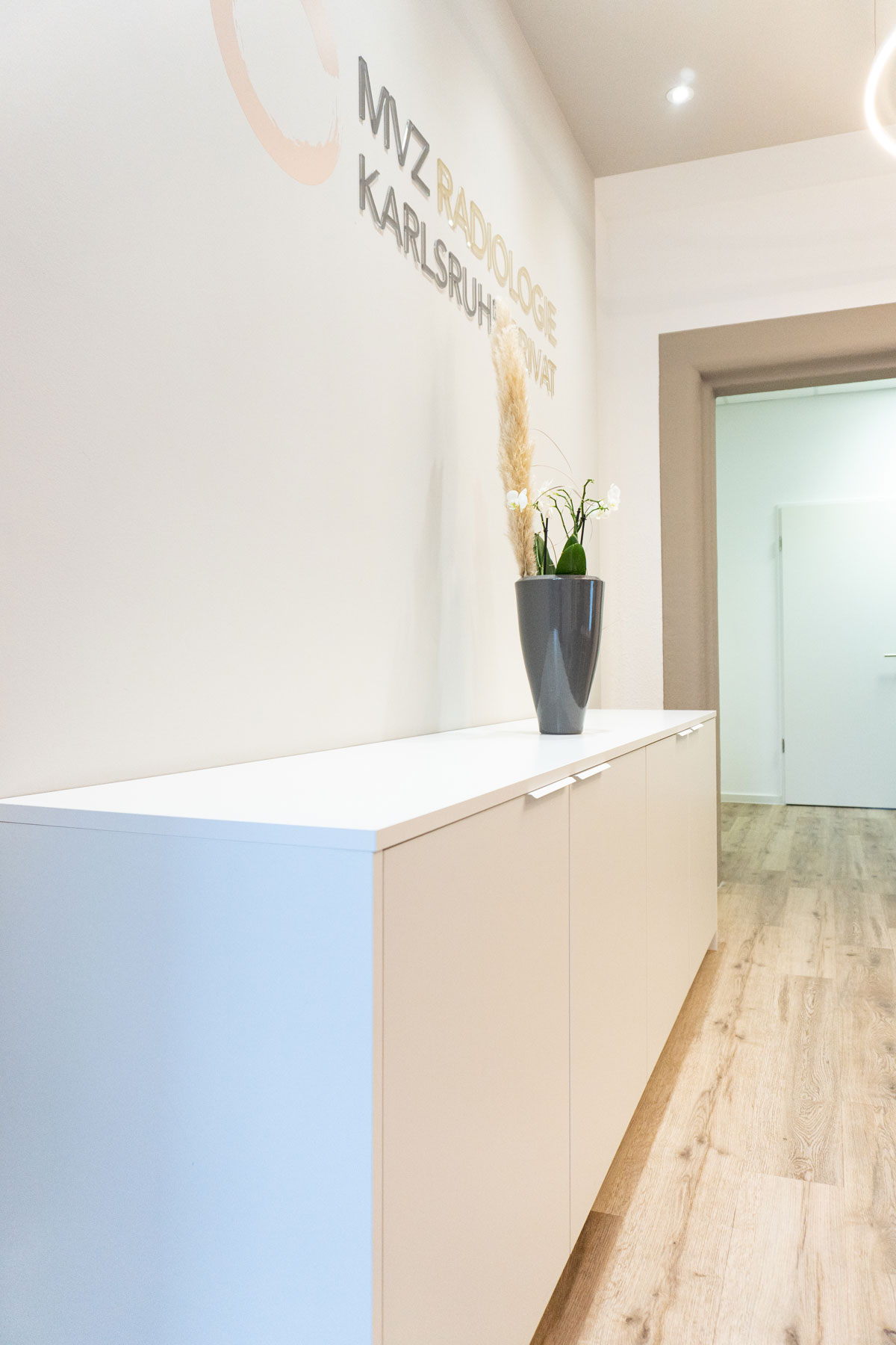 Sideboard-Empfangstheke-MVZ-Radiologie-Praxis-Ettlingen-Empfangstheke Sideboard hinter der Empfangstheke