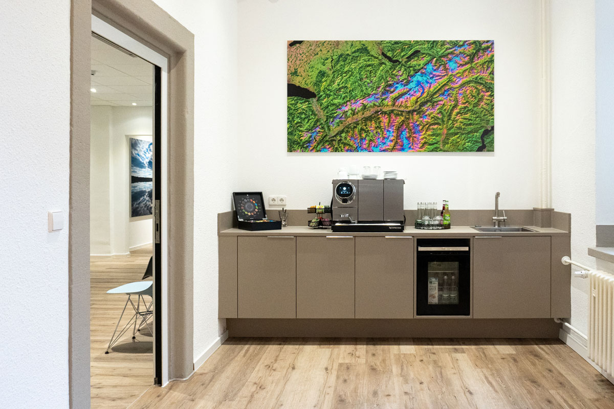 Sideboard-Spülbecken-Vorwarten-MVZ-Radiologie-Praxis-Ettlingen-Empfangstheke Sideboard mit Spülbecken im Vorwartebereich