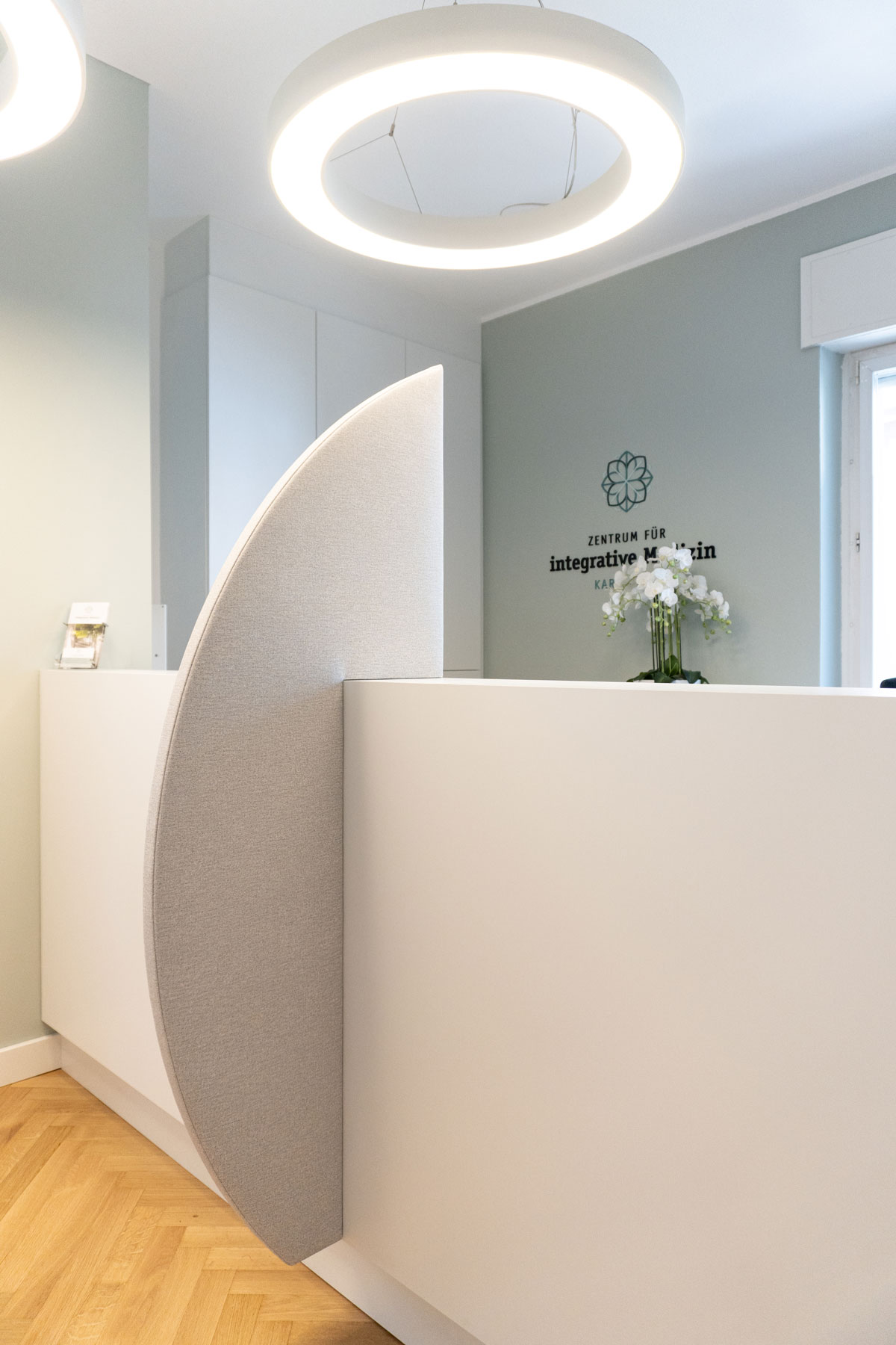 Empfangstheke mit stoffbespannter Patientenabtrennung