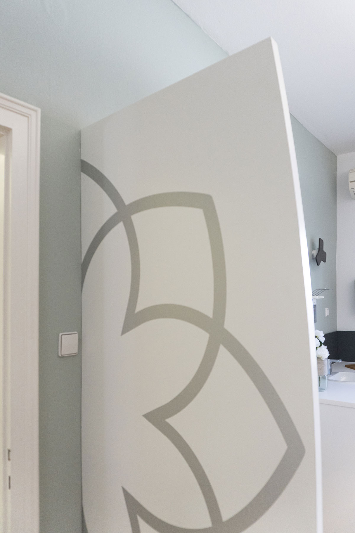 Logodetail auf der Trennwand