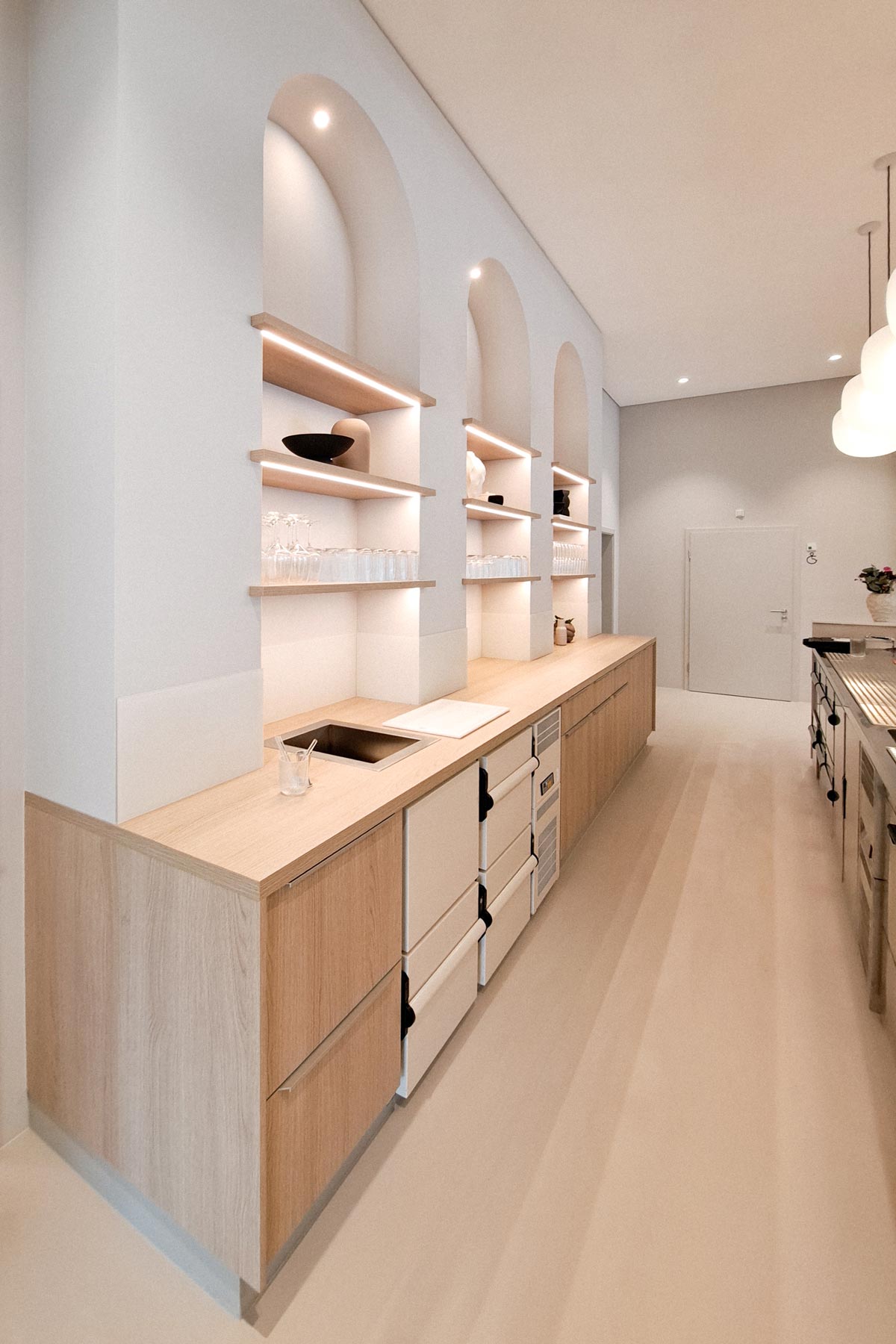 Rückschrank-Gastronomie-Theke-2-Hotel-Lehn-Saulheim Thekenrückschrank in der Hotel Lehn Eventlocation