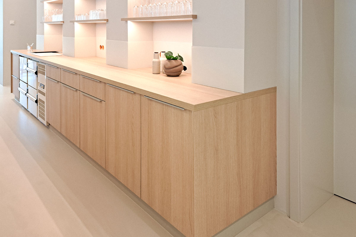 Rückschrank-Gastronomie-Theke-Hotel-Lehn-Saulheim Frontenbild des Thekenrückschranks in der Hotel Lehn Eventlocation