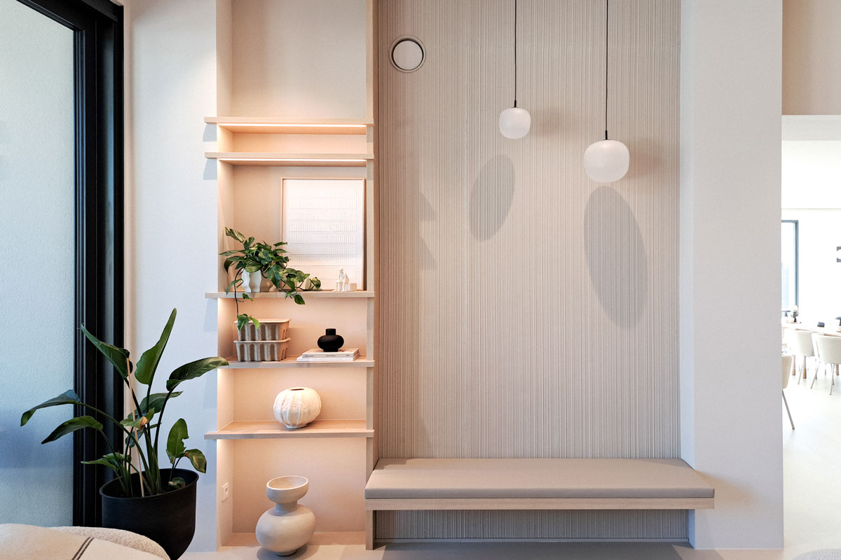 Sitznische-KRION-Fitwall-ROLLING-Hotel-Lehn-Saulheim Sitznische mit KRION Fitwall Rolling Rückwand und gepolsterter Sitzbank