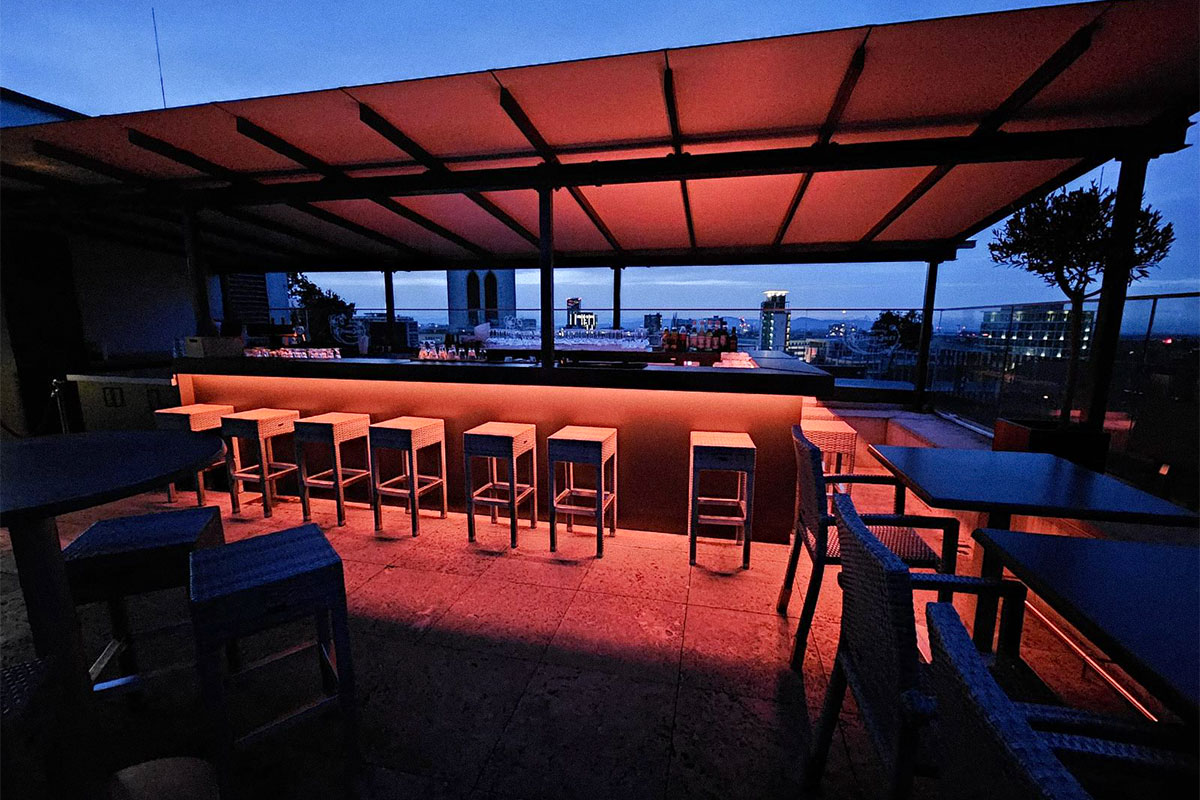 Theke in der SKAJO Rooftopbar