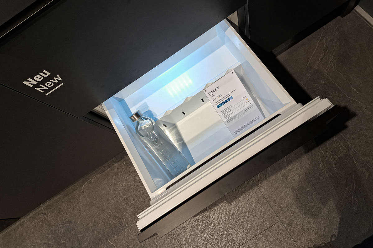 Blick von oben in den neuen Liebherr Kühlauszug für den Privatbereich.