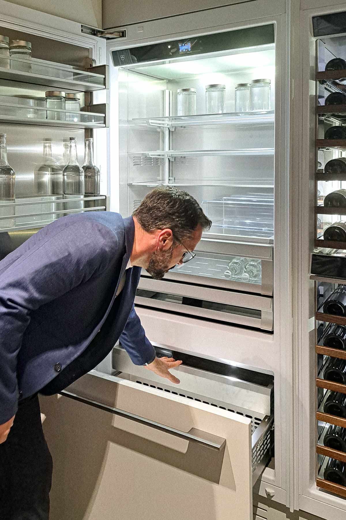 Siegfried Margrander inspiziert den V-Zug Combi Cooler