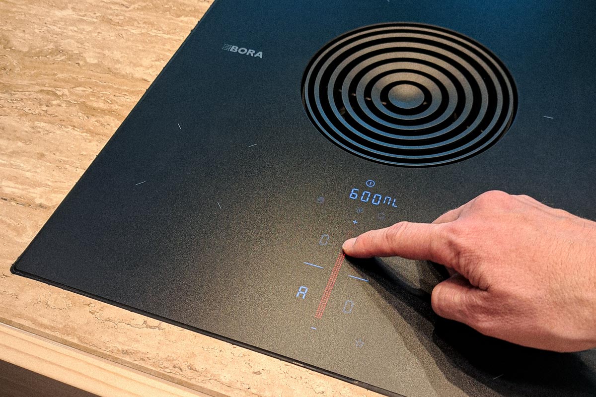 Demonstration der aktualisierten Steuerung an einem matten BORA S-Pure Kochfeld