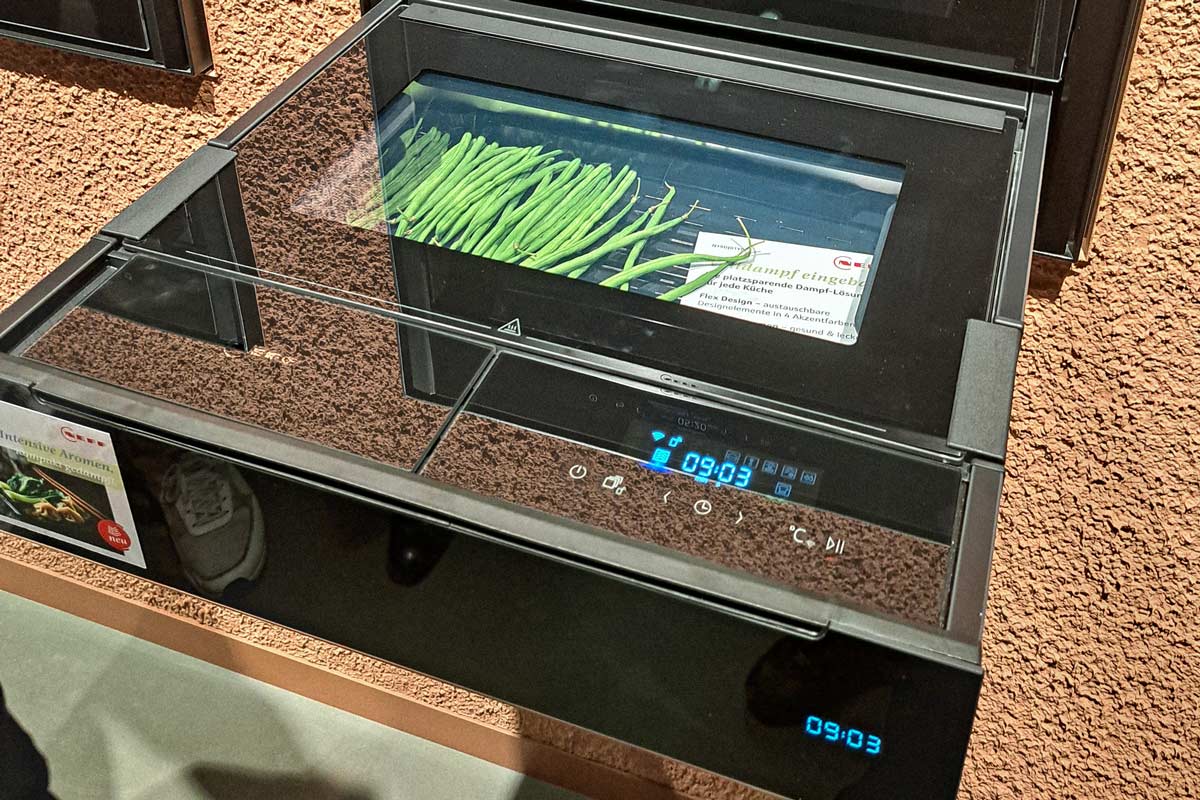 NEFF stellt die neue Dampfschublade im House of Kitchen vor.