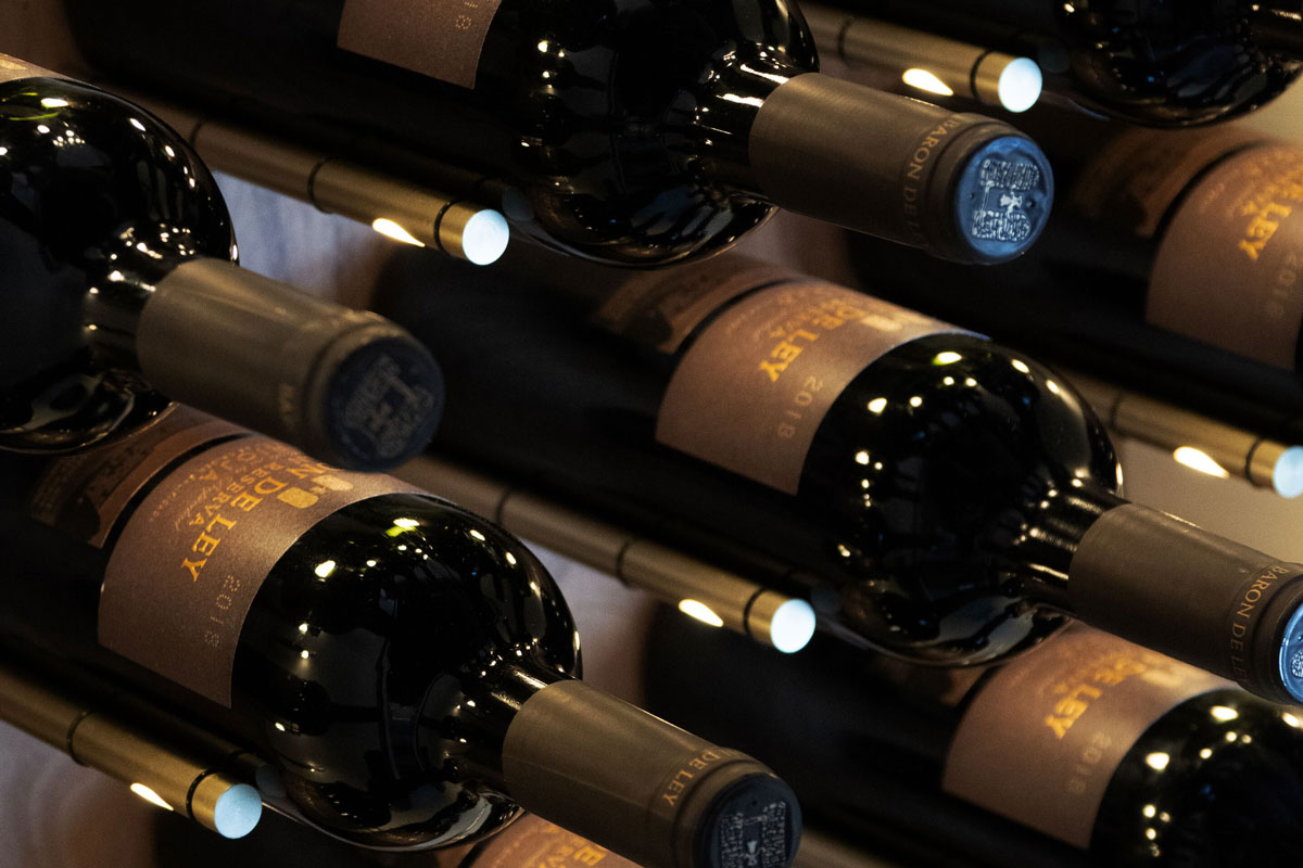 Detailaufnahme der beleuchteten Pins im Poggenpohl x ONE A Weinregal 