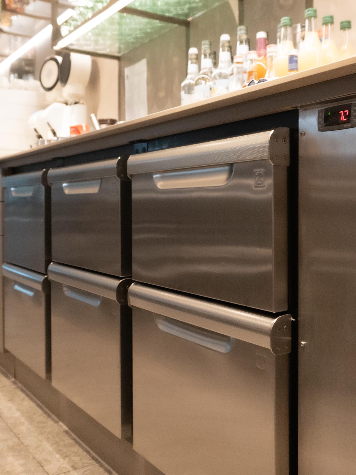 Thekenrückwand mit Geräten von Hagola