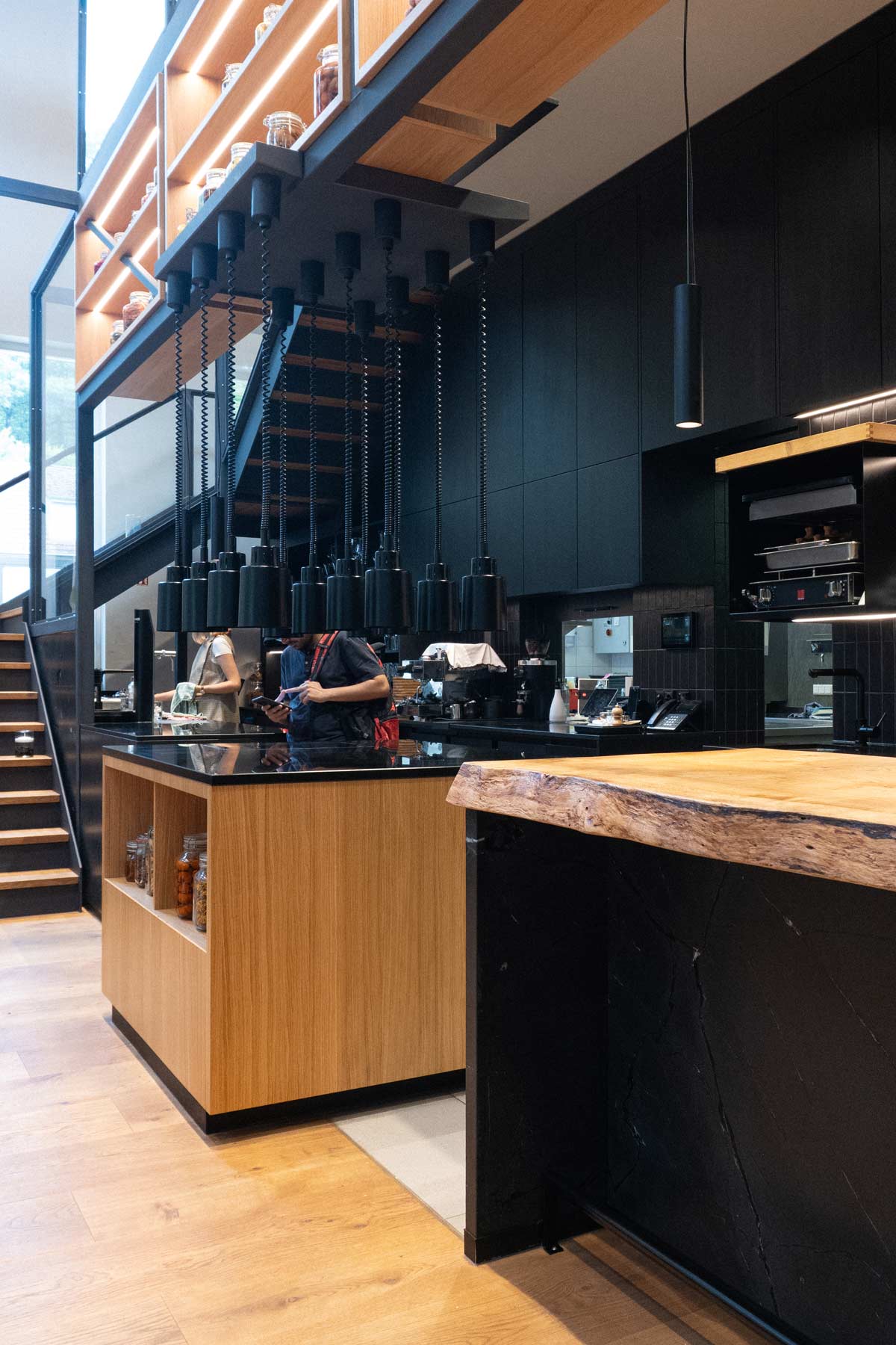 Sterne-Restaurant-RARO-im-Mühlenhof-Pass-Durchgang Theke mit Pass-Insel. Im Hintergrund: Durchgangstür zur Küche.