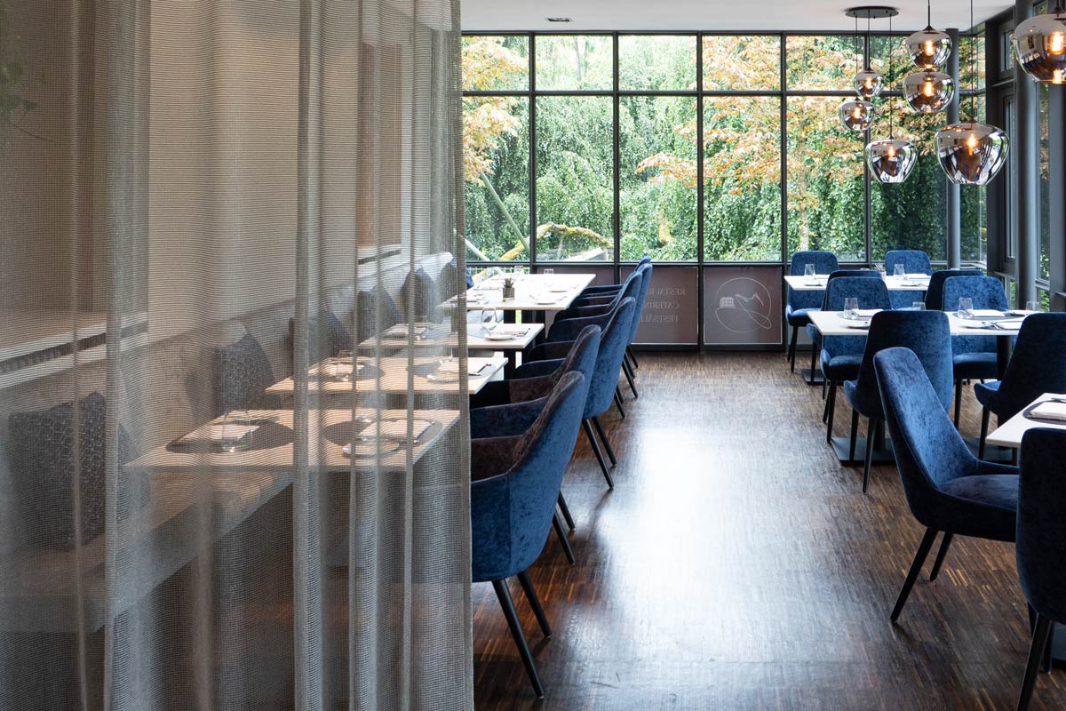 Raumteiler-Gardinen, Beleuchtung, Bestuhlung und Nischenausbau im Wintergarten des Rive Gauche