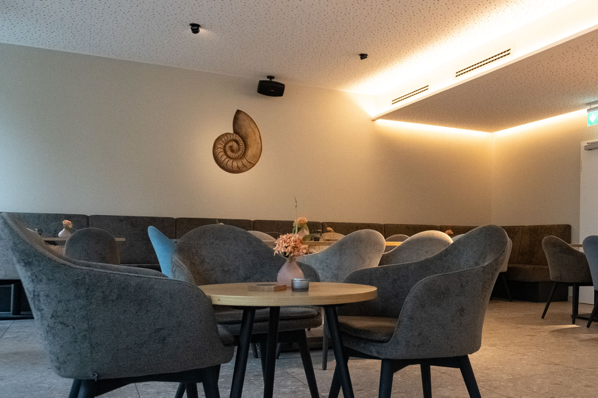 Bestuhlung-Wandgestaltung-Phi-Café-Bar-Mannheim Der Ammonit an der Wand repräsentiert den goldenen Schnitt