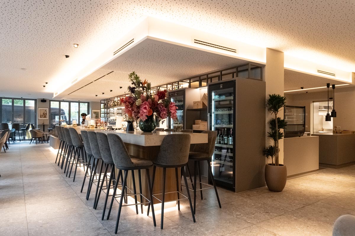 Haupttheke-Phi-Café-Bar-Mannheim Die Haupttheke ist das zentrale Element des Café Phi in Mannheim