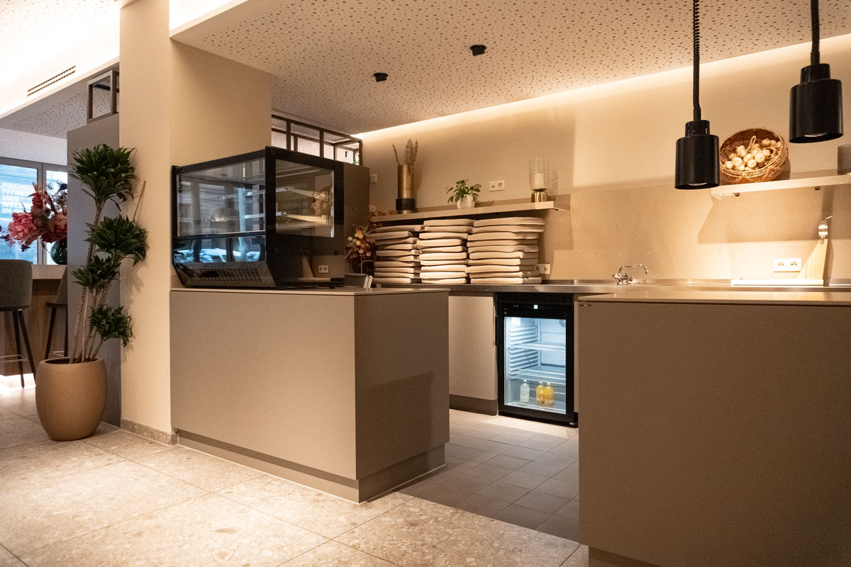 Theke-Küche-Gastseite-Phi-Café-Bar-Mannheim Theke vor der Küche aus Gästeperspektive