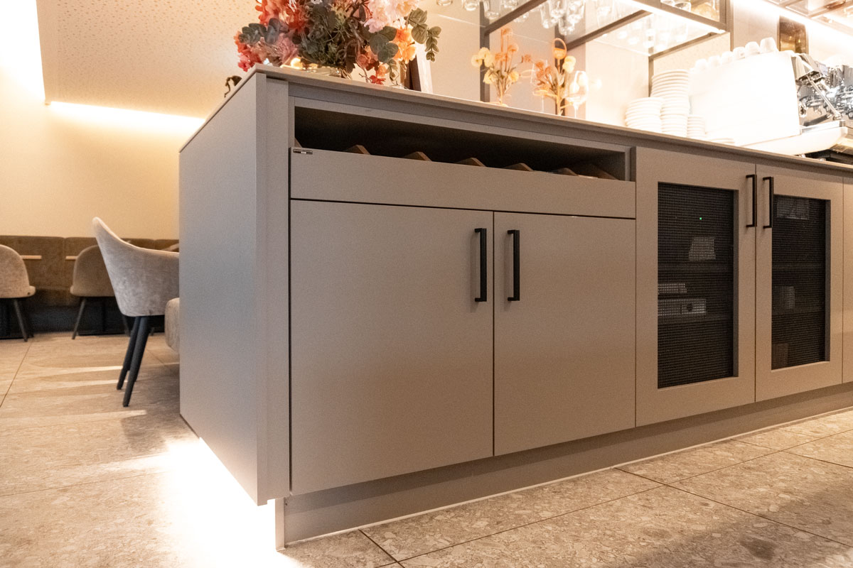 Besteckschublade im Thekenrückschrank