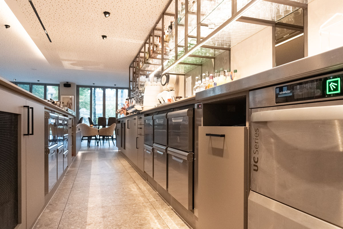 Unterbau des Thekenrückschranks