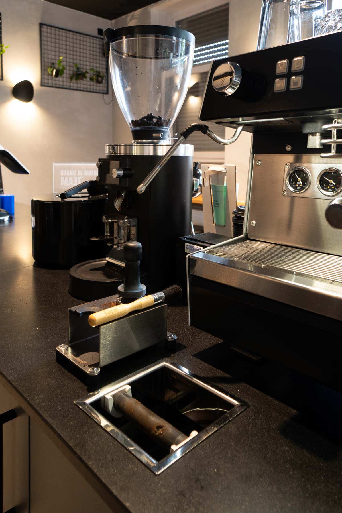 Thekenarbeitsfläche mit Kaffeemaschine