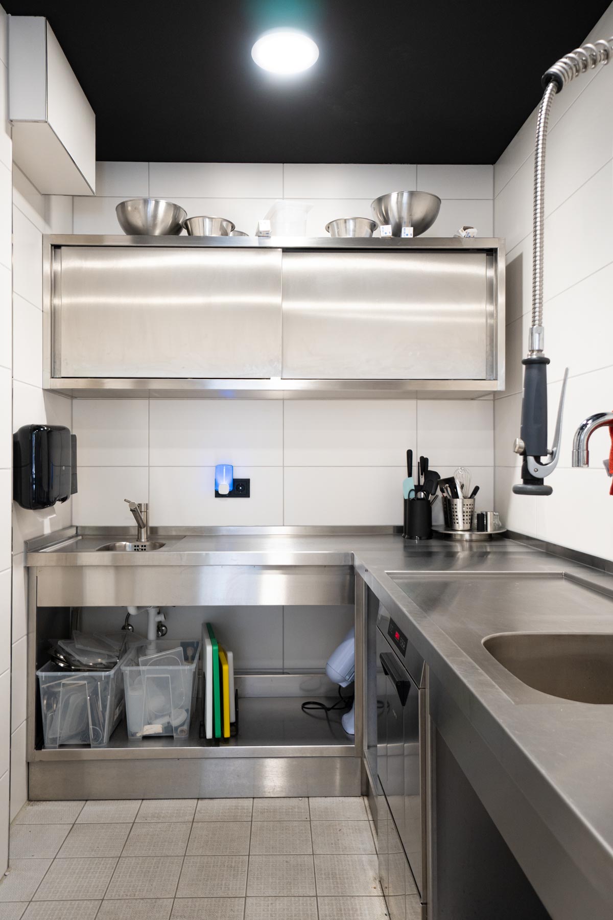 Hängeschrank und Handwaschbecken in der Küche