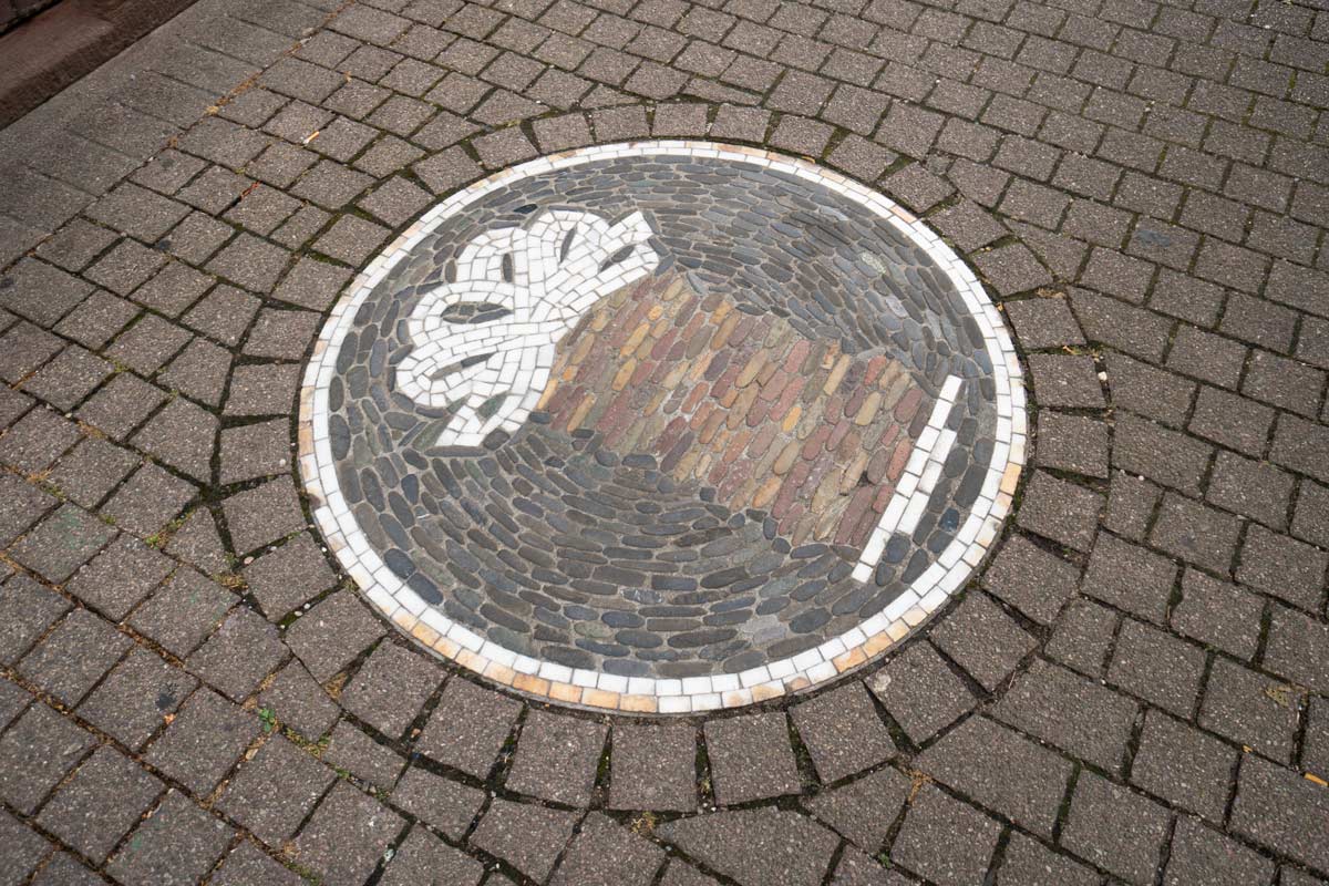 Pflastersteindetail auf der Straße vor dem Café Berthas Bagels